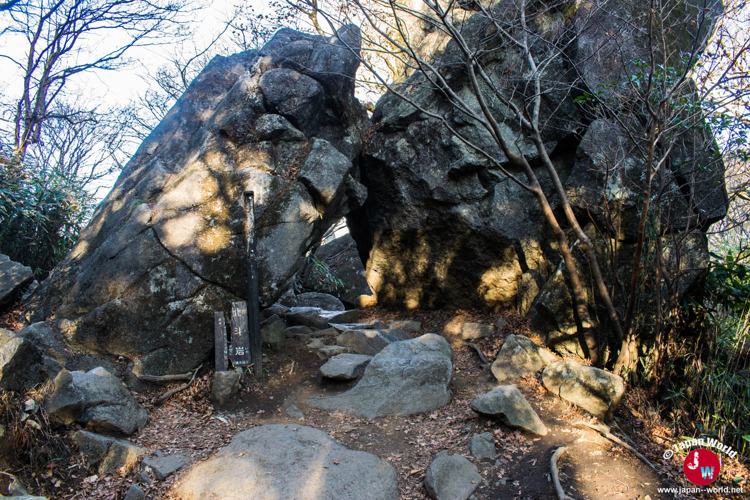 Passage entre de grands rochers sur le sentier Shirakumobashi