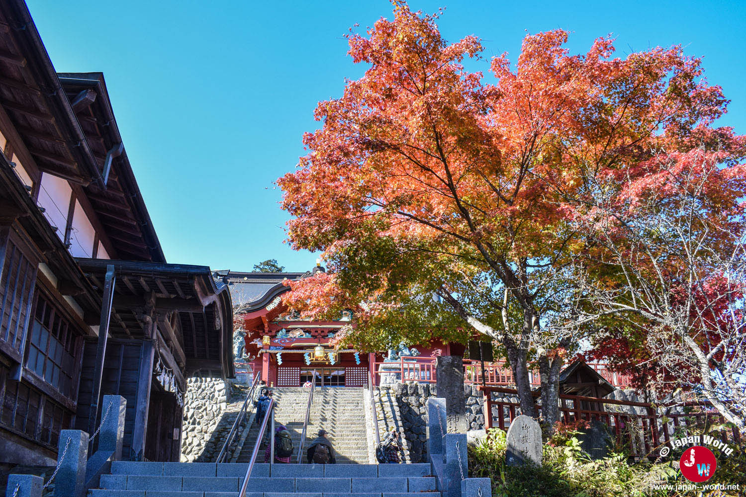 Dernières marches avant l'arrivée au sanctuaire Mitake