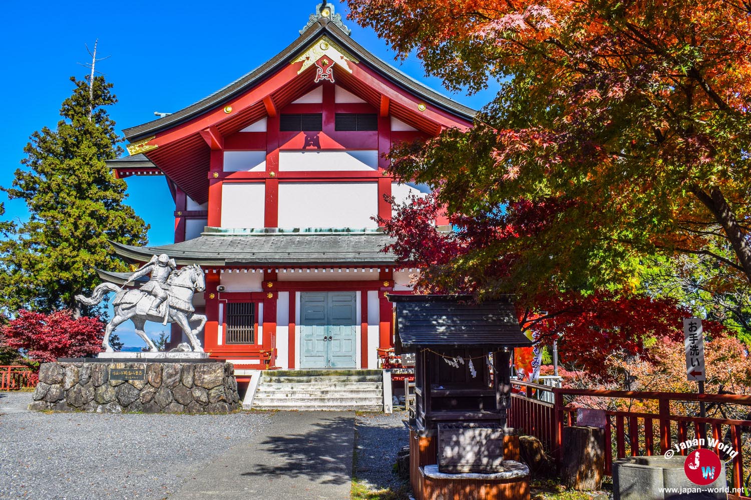 Bâtiment rouge et blanc du sanctuaire shinto du Mont Mitake