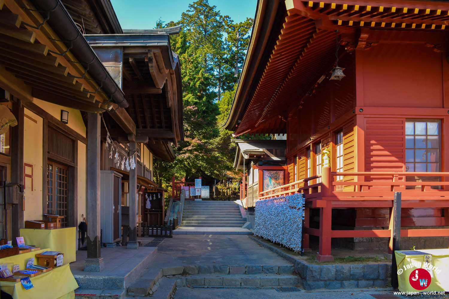 Allée entre les bâtiments du sanctuaire du Mont Mitake