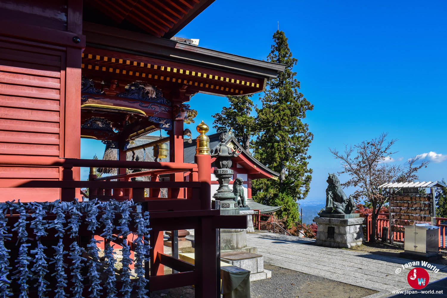 Terrasse du sanctuaire Mitake dominant les montagnes