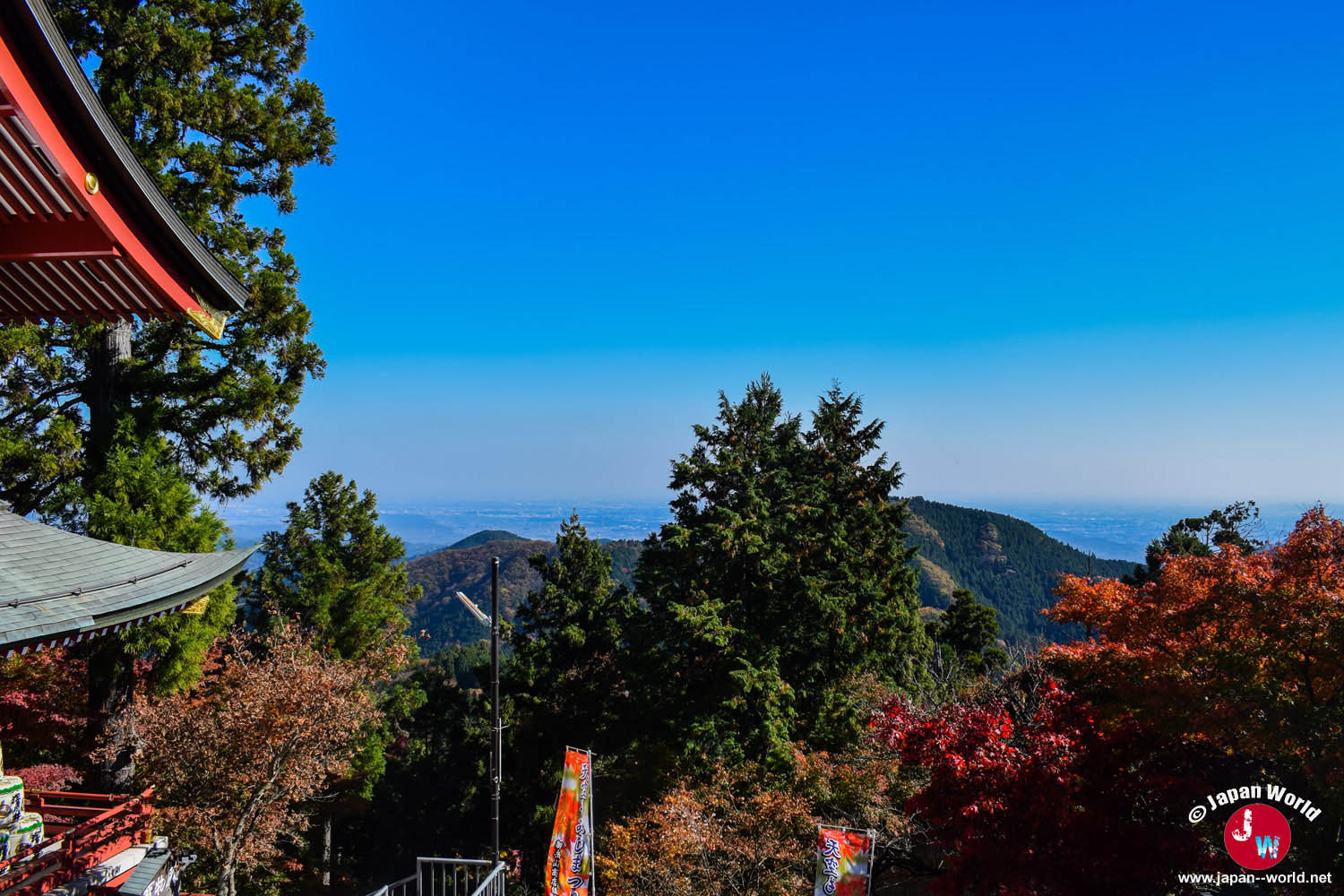 Vue sur les montagnes depuis le sanctuaire du Mont Mitake