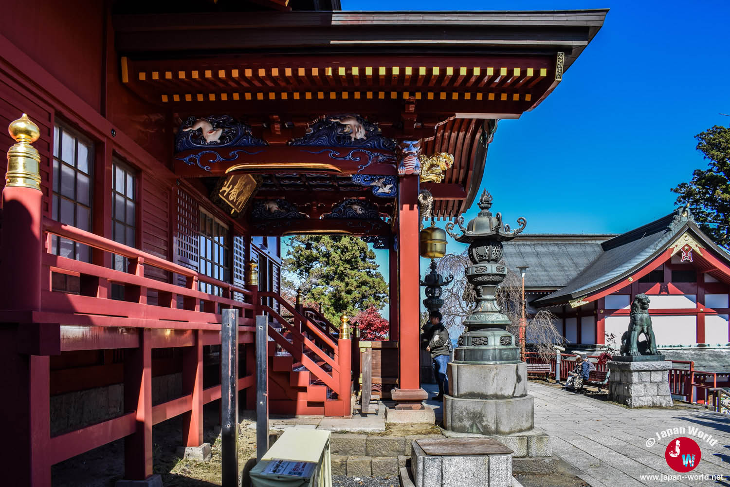 Pavillon rouge du sanctuaire shinto du Mont Mitake