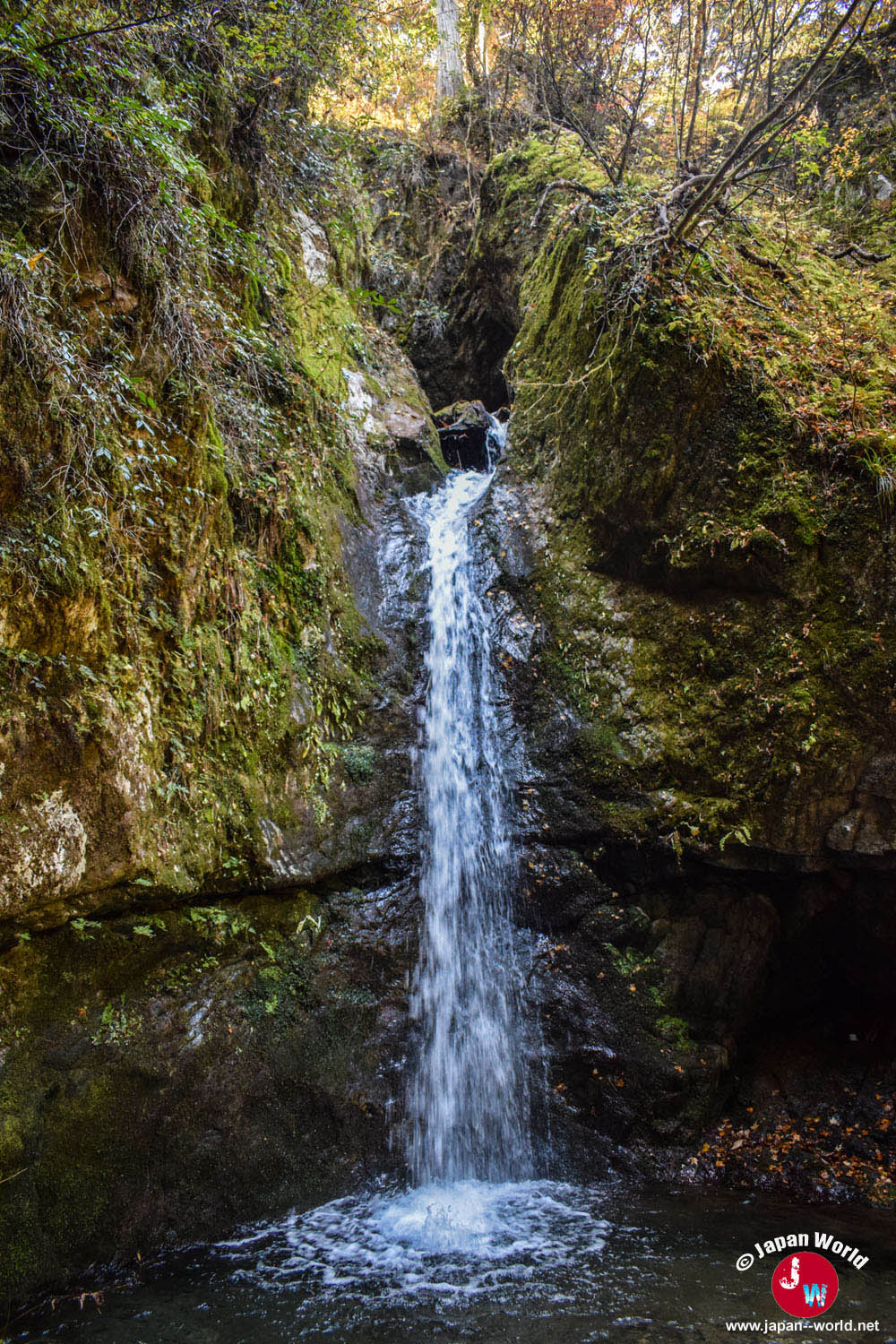 Cascade Nanayonotaki coulant entre les parois rocheuses