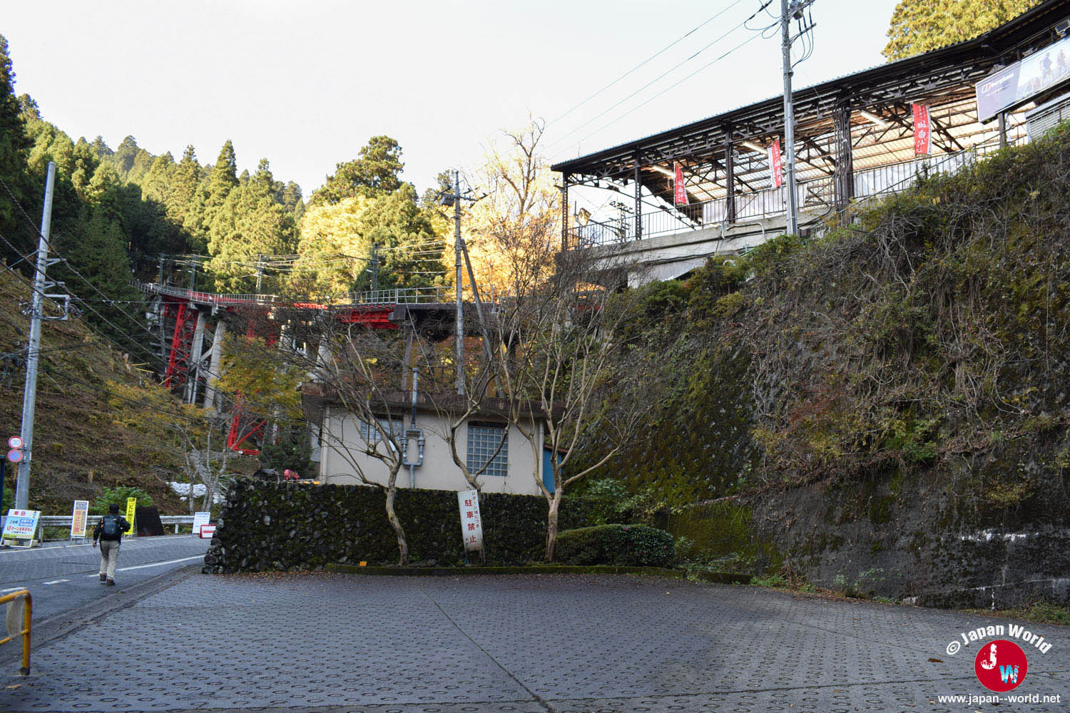 Arrêt de bus permettant de rejoindre le Mont Mitake