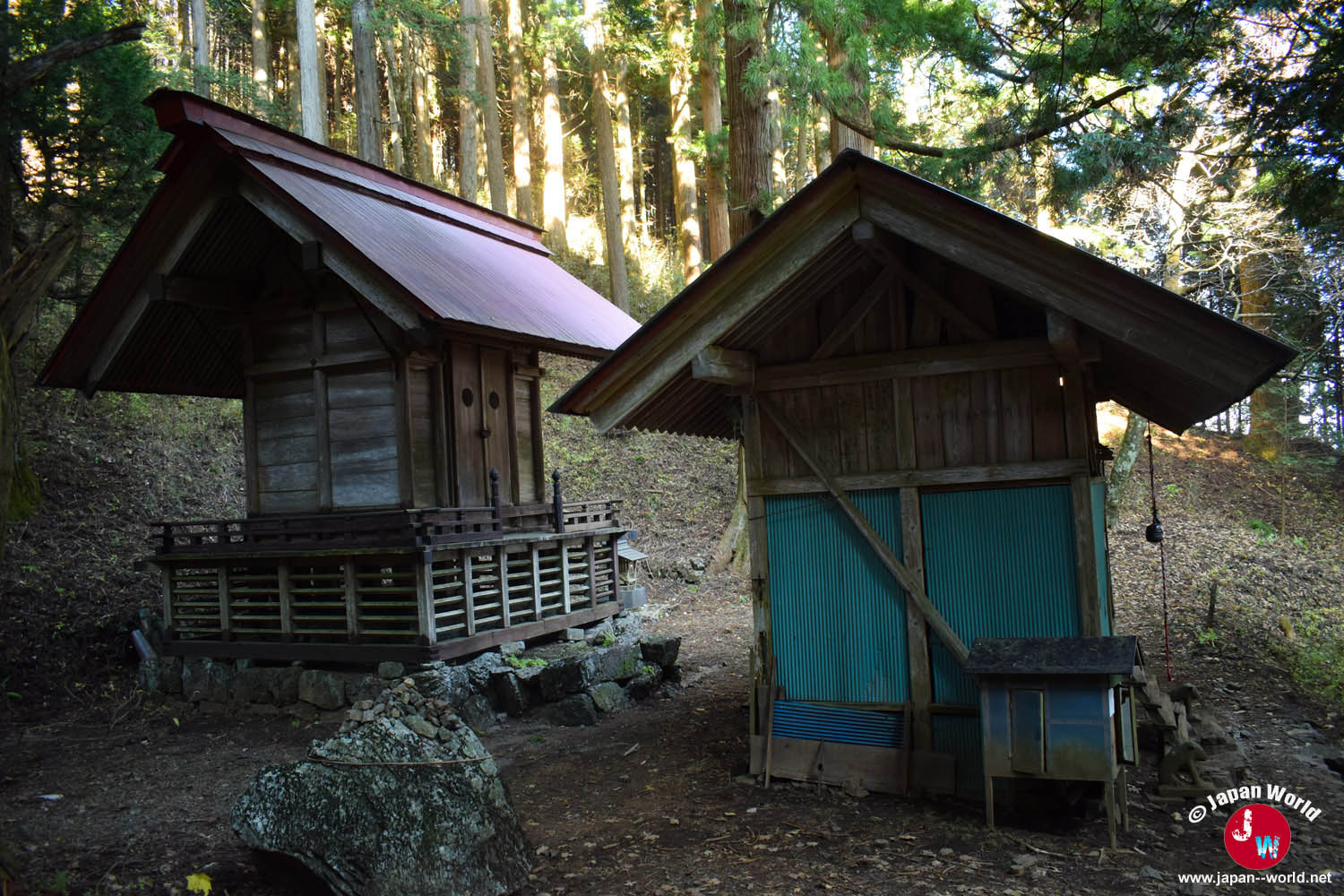 Petits bâtiments du sanctuaire précédant le Mont Ohtake