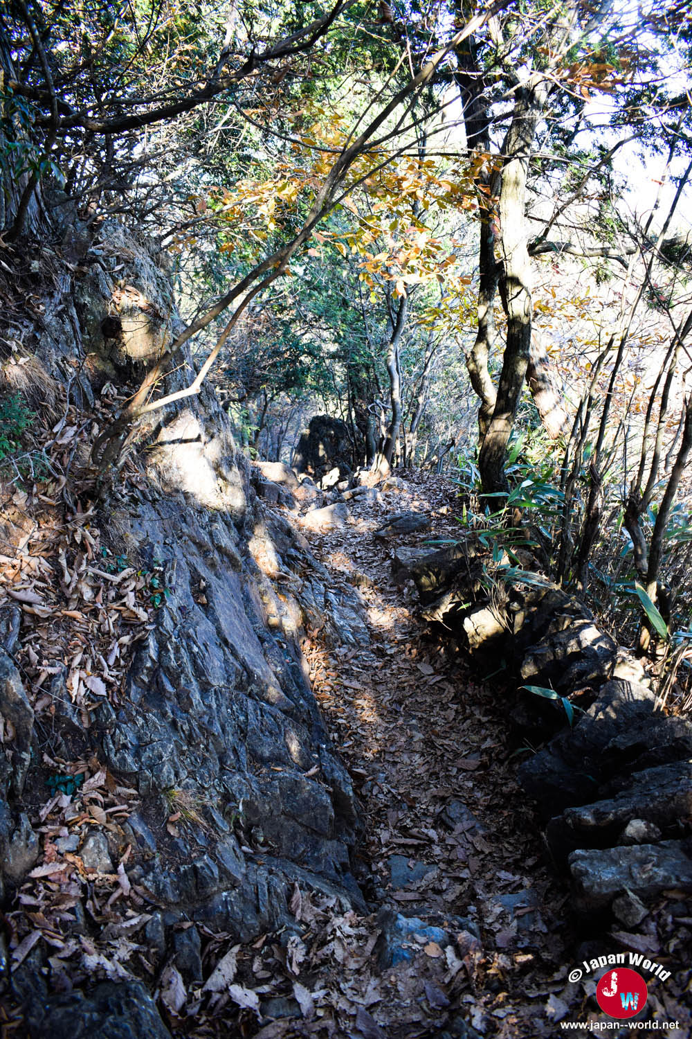 Passage rocheux abrupt pendant la montée vers le Mont Ohtake