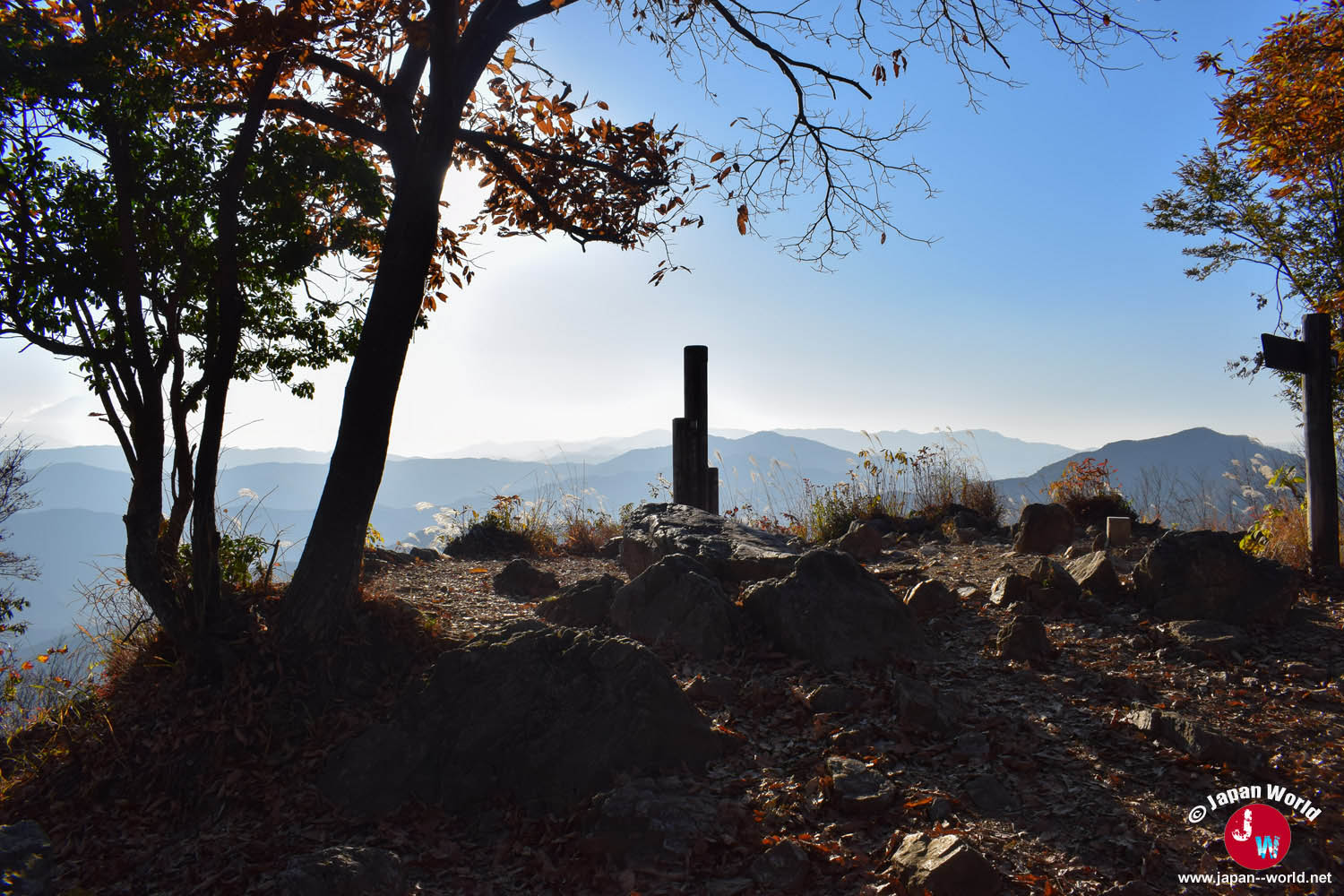 Sommet du Mont Ohtake ouvert sur le panorama montagneux