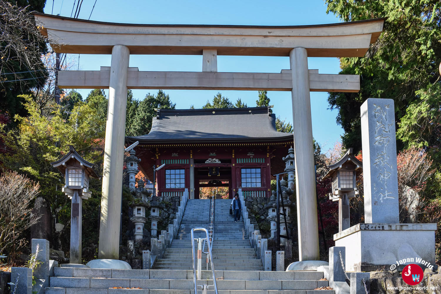 Torii marquant l'entrée du sanctuaire shinto du Mont Mitake