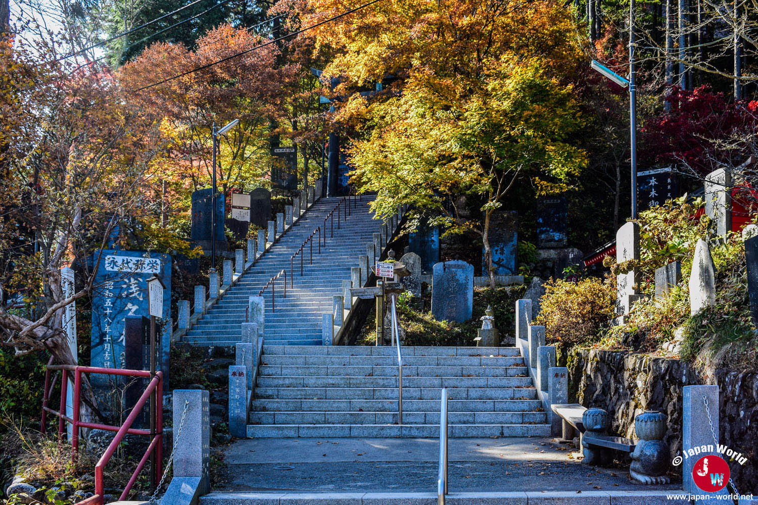 Long escalier menant aux bâtiments du sanctuaire Mitake