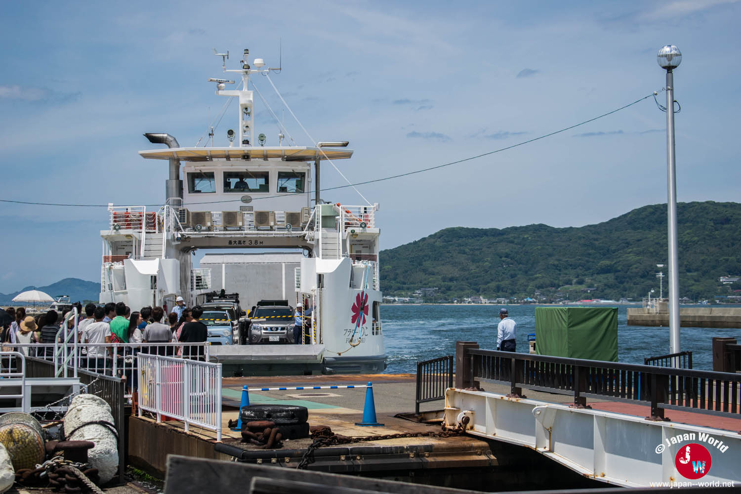 Ferry à quai avant la traversée vers l'île de Nokonoshima