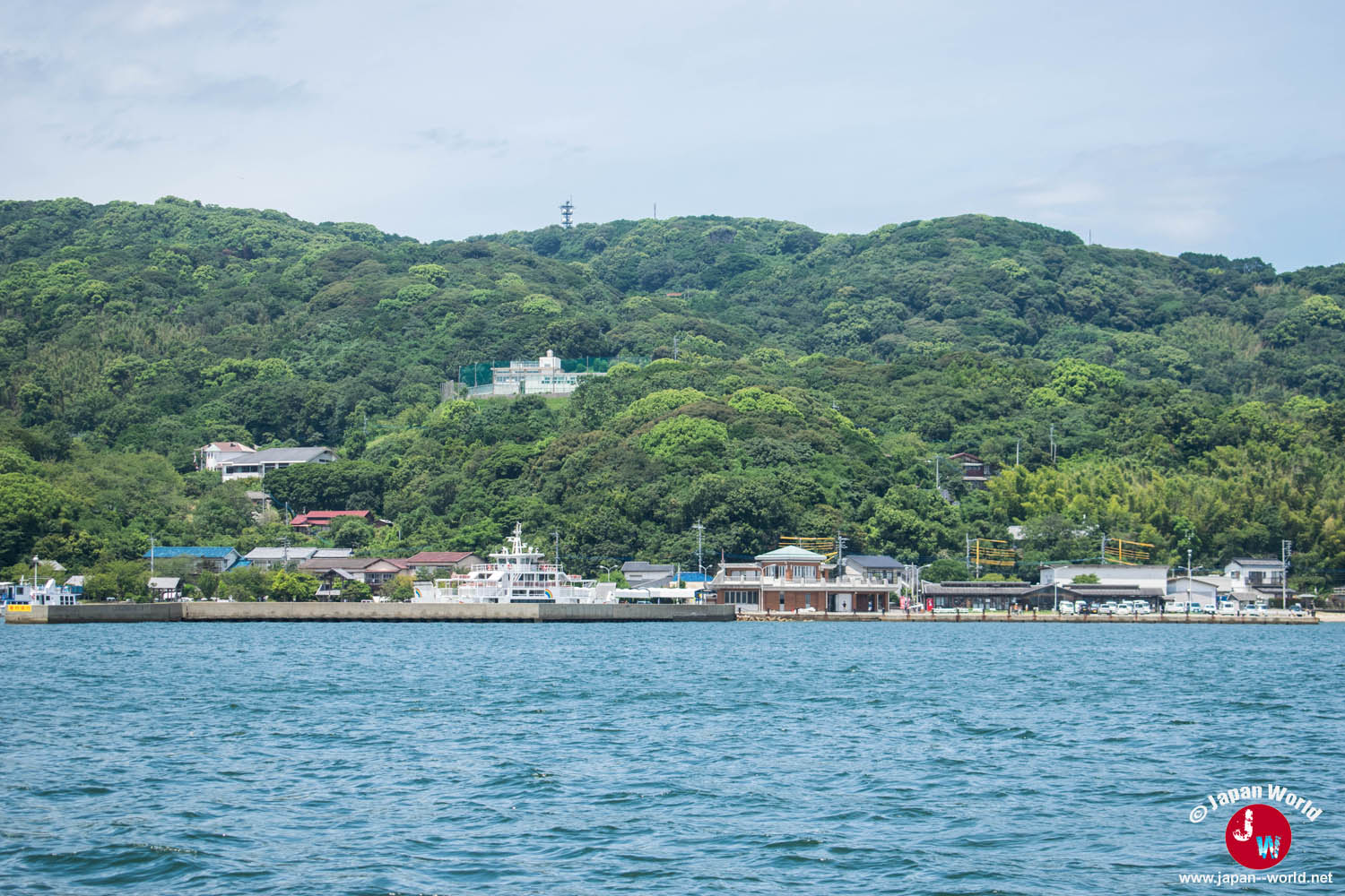 Côte verdoyante de Nokonoshima vue depuis la mer
