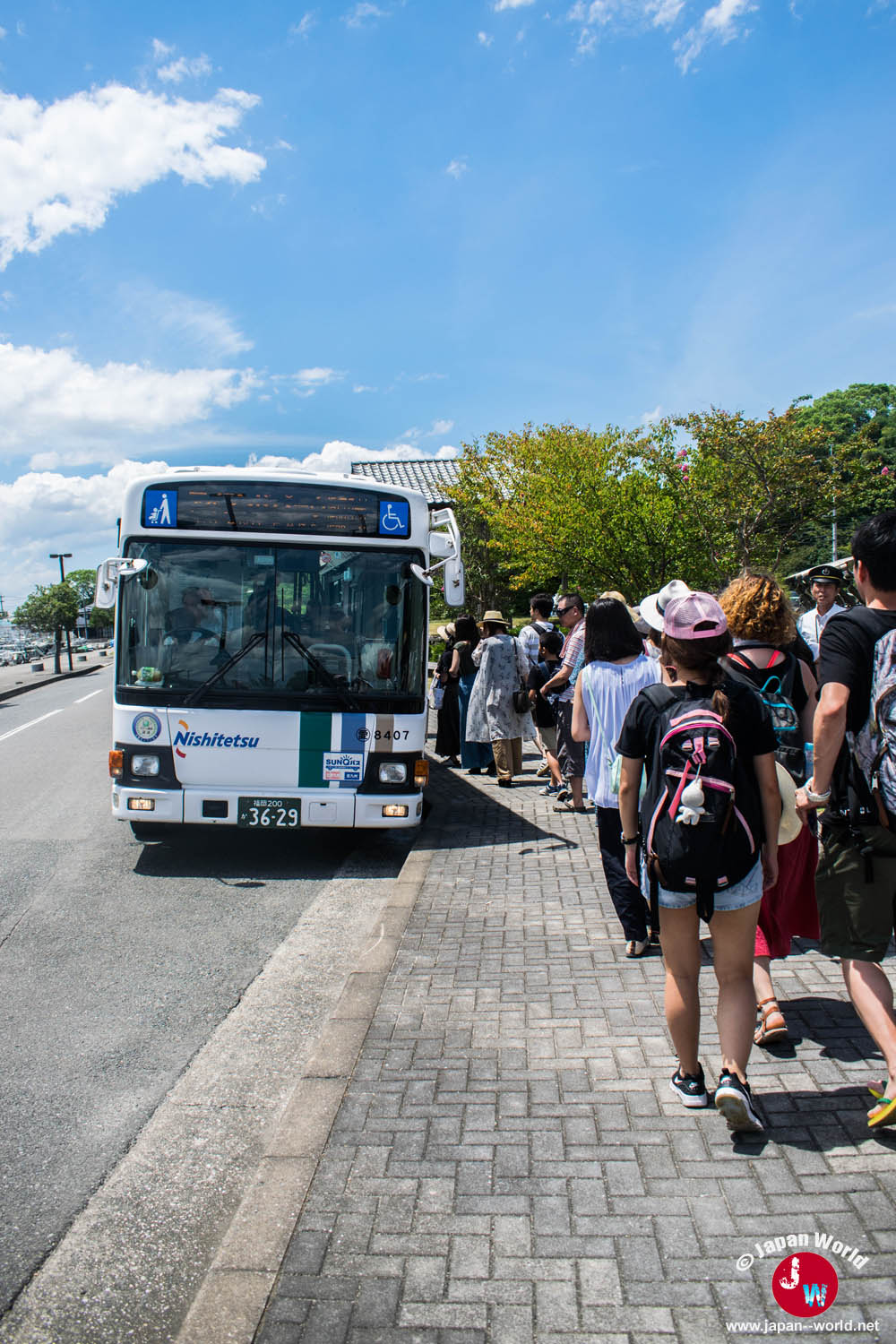 File de visiteurs devant le bus pour le parc de Nokonoshima