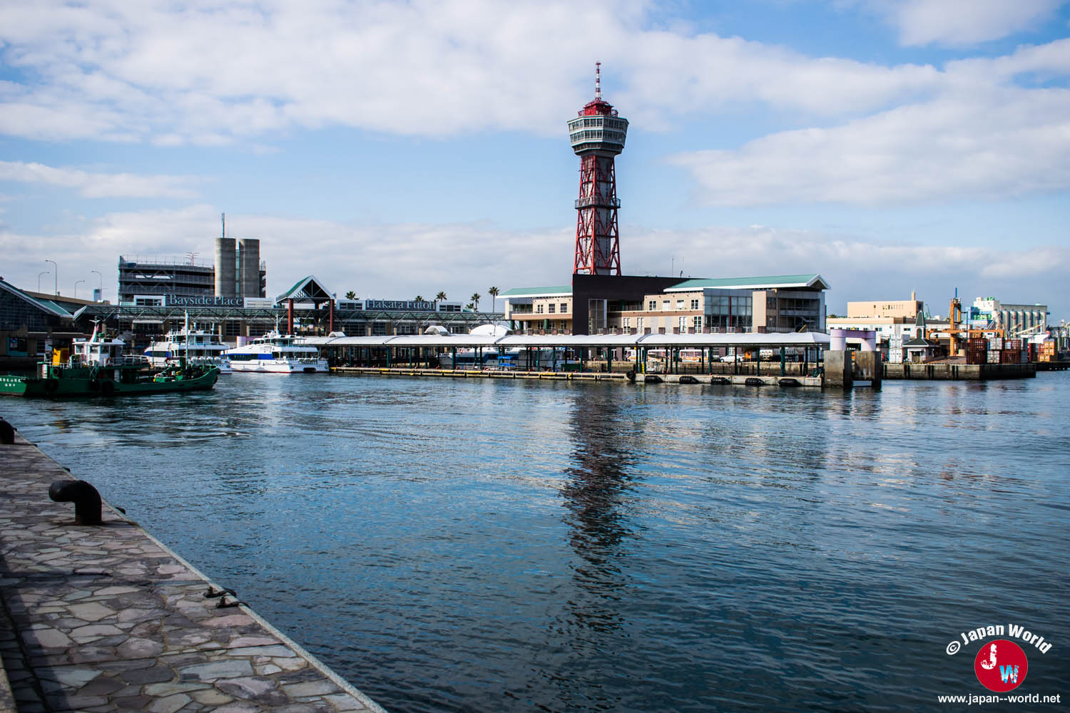 Hakata Port Tower dominant le port de Fukuoka