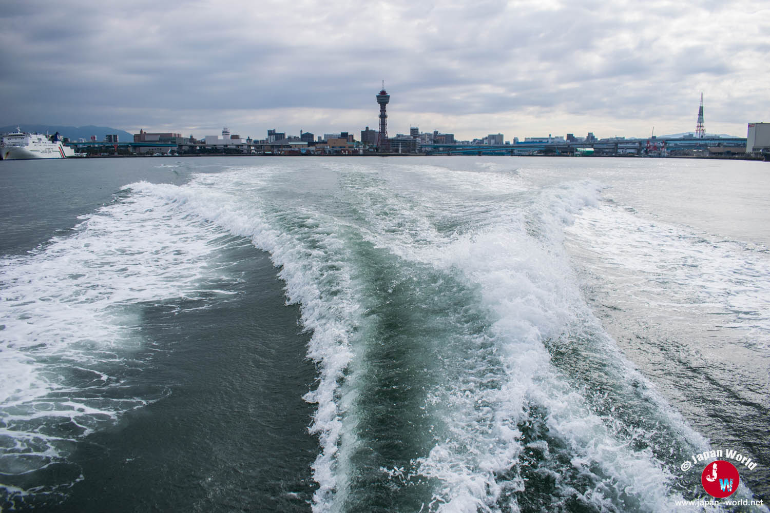 Long sillage laissé par le bateau au large de Fukuoka