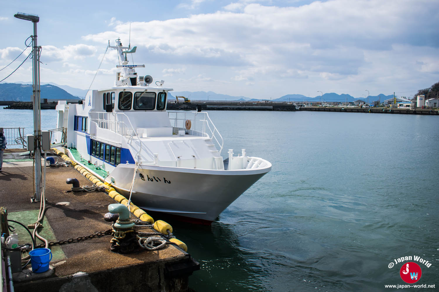 Bateau amarré dans le port de Shikanoshima