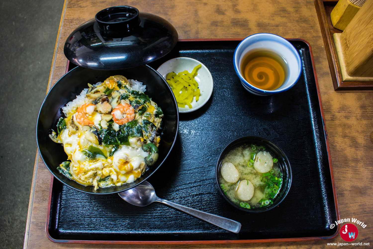Sazaedon servi avec une soupe et des accompagnements à Shikanoshima