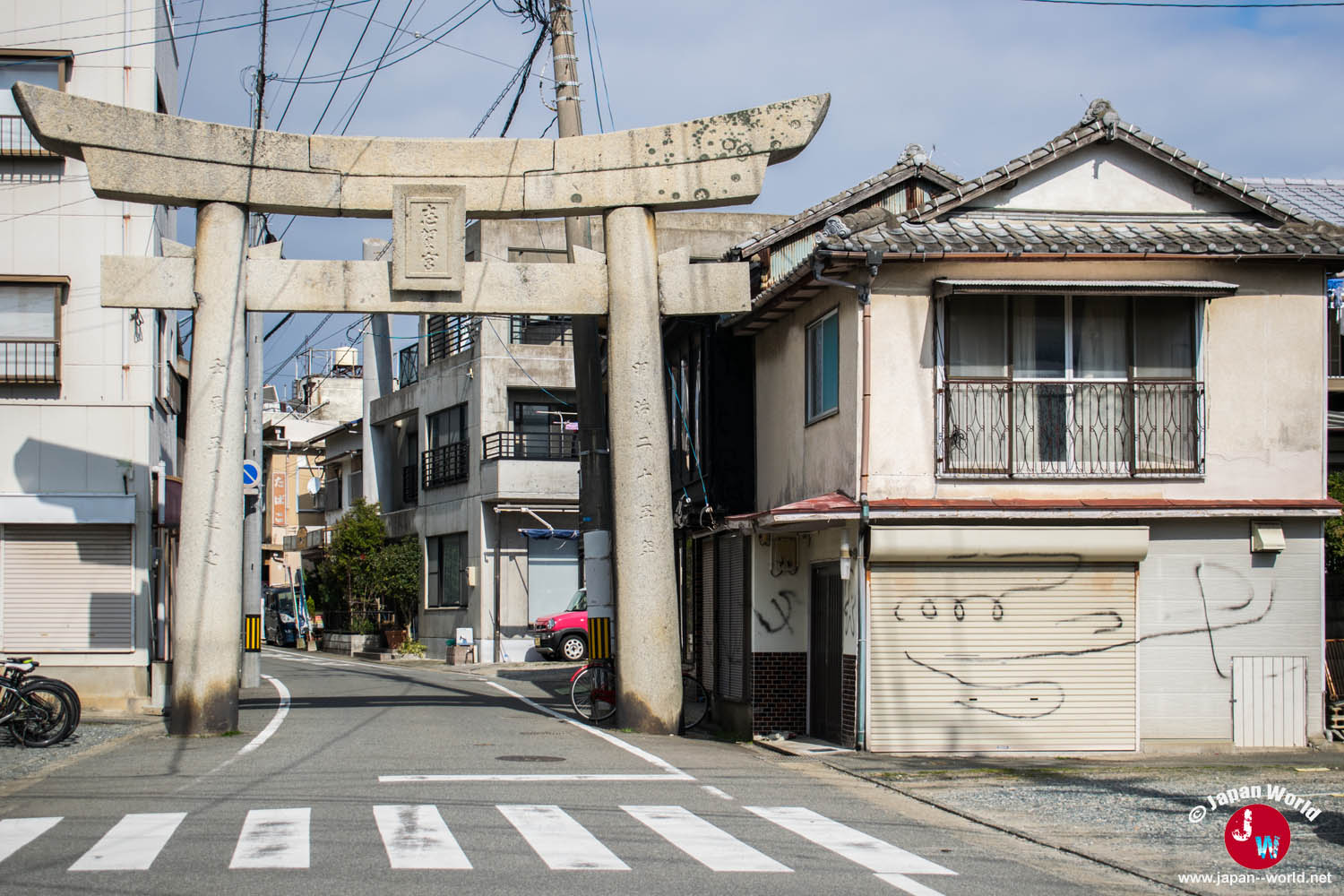 Torii en pierre près du port de Shikanoshima