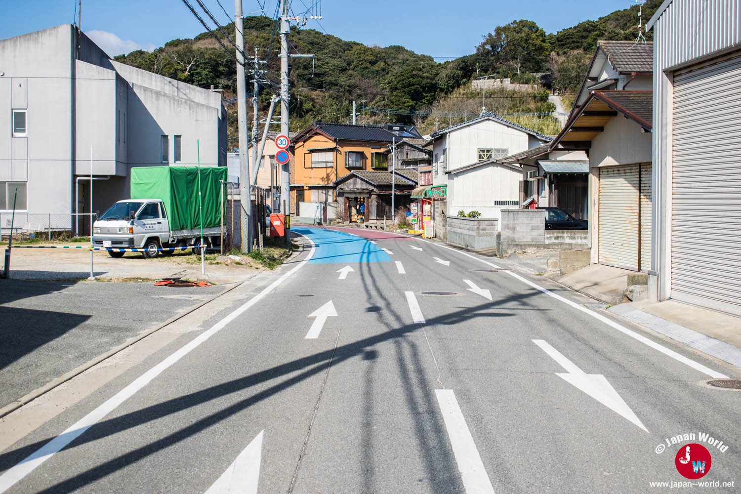 Route traversant le village de Shikanoshima à vélo