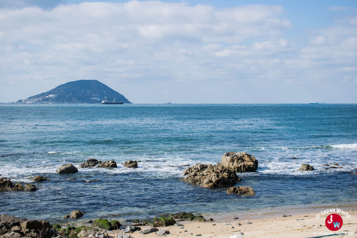 Île au large de la côte rocheuse de Shikanoshima