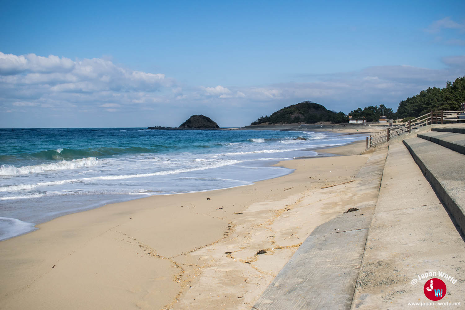 Longue plage de sable sur l'île de Shikanoshima