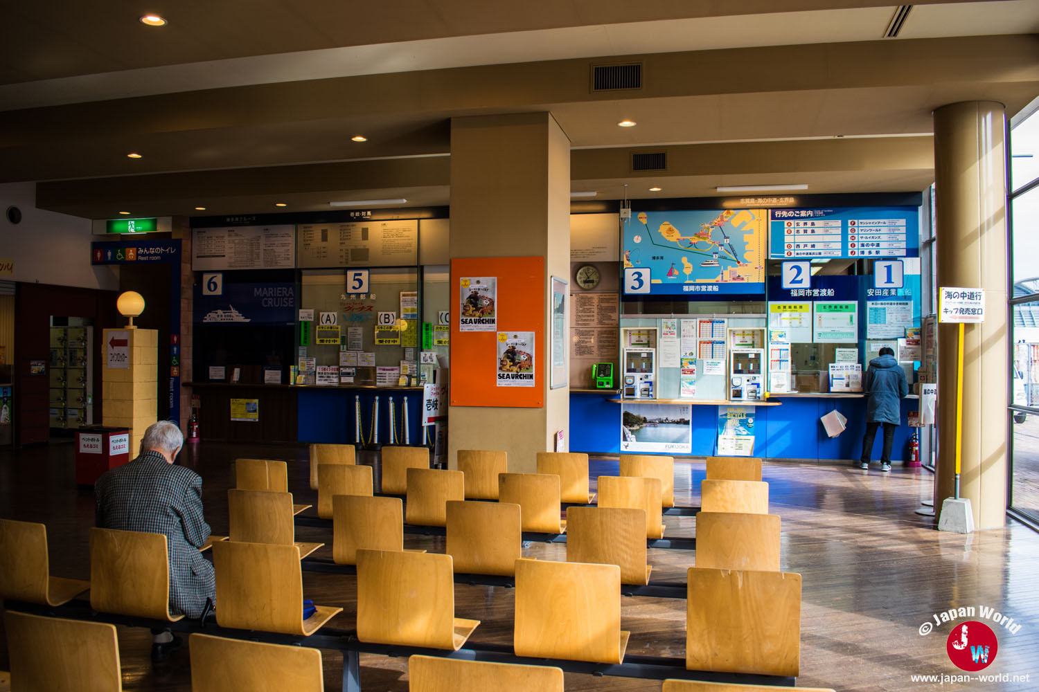 Guichets et salle d'attente du terminal maritime de Hakata