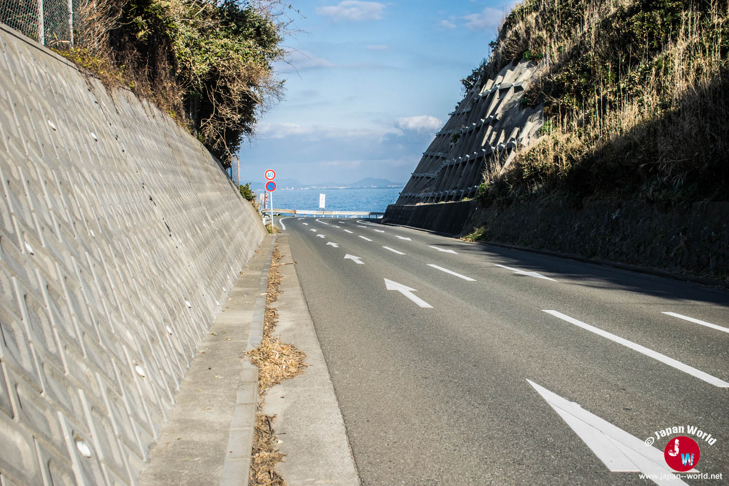 Route descendant vers la mer sur l'île de Shikanoshima