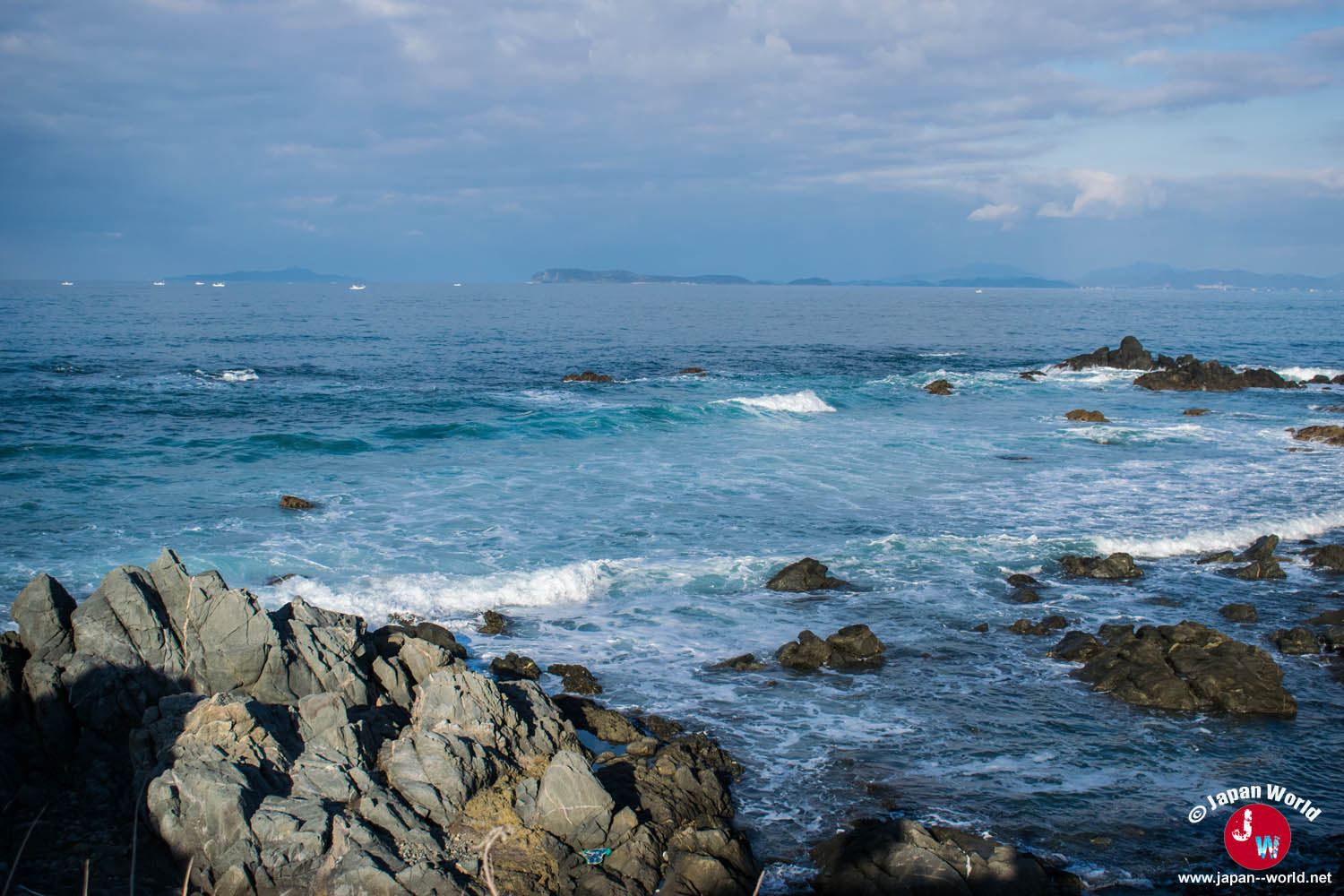 Vagues et rochers le long de la côte de Shikanoshima