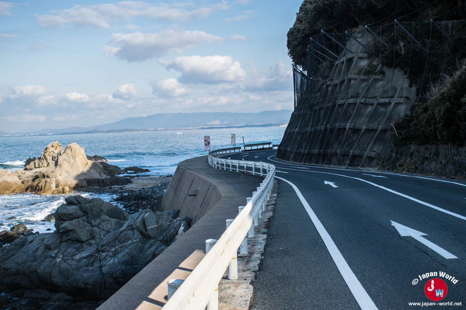 Route étroite entre la falaise et la mer à Shikanoshima