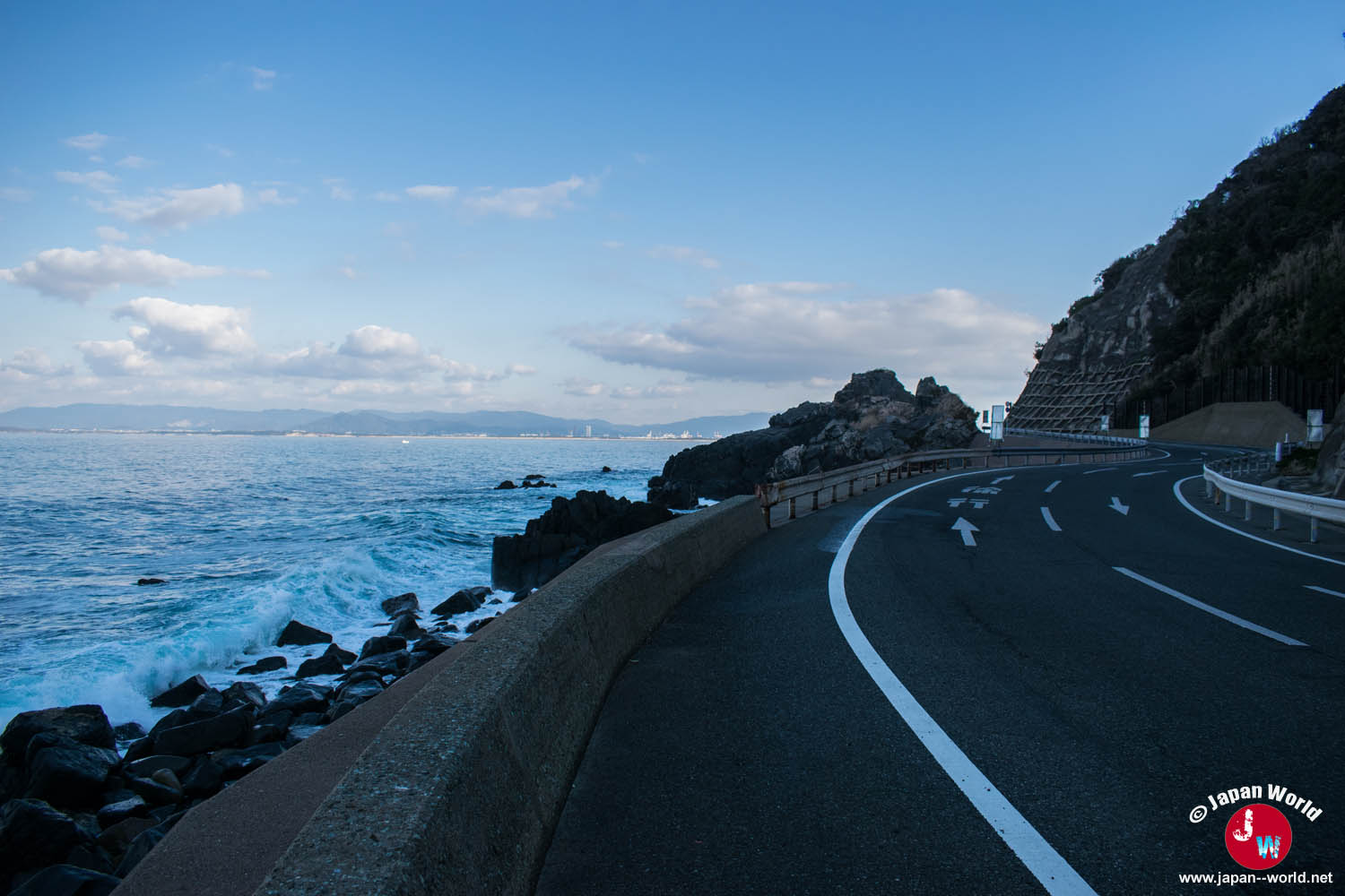 Virage de la route longeant le littoral rocheux de Shikanoshima