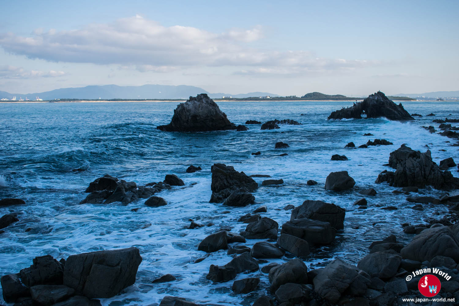 Rochers dans la mer depuis la côte de Shikanoshima
