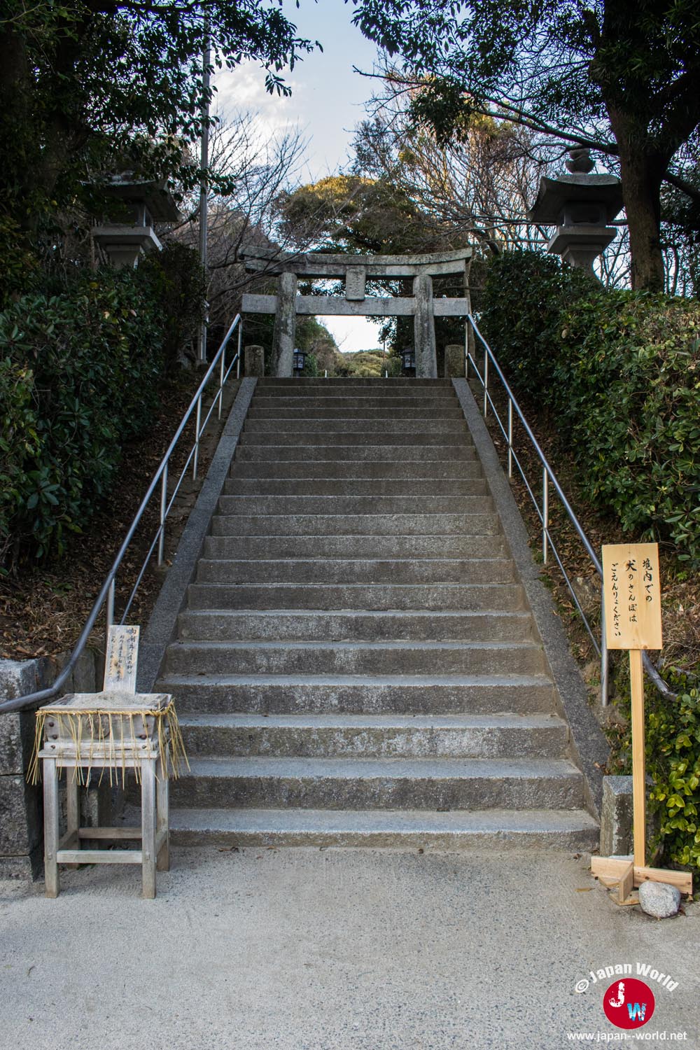 Long escalier menant au sanctuaire Shikaumi à Shikanoshima