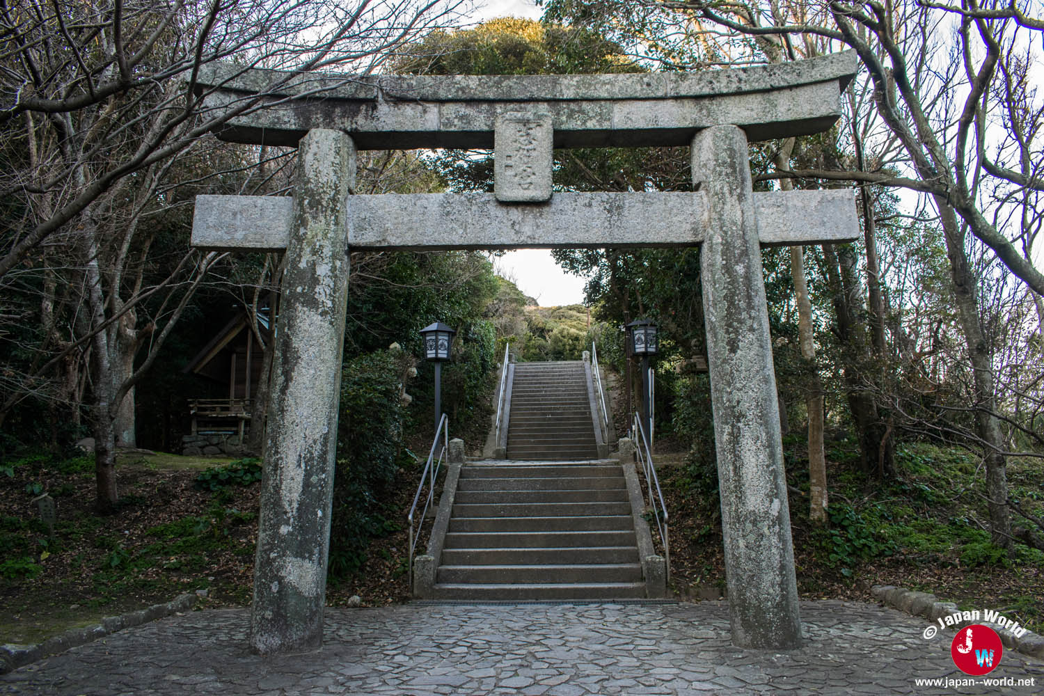 Torii en pierre à l'entrée du sanctuaire Shikaumi