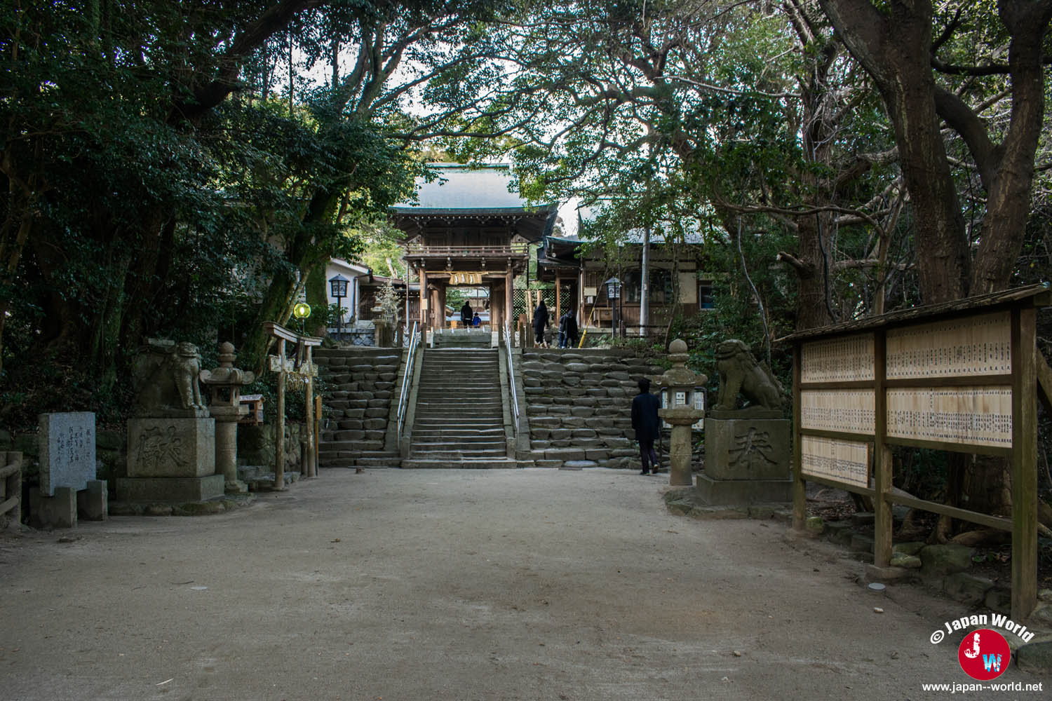 Allée boisée conduisant aux bâtiments du sanctuaire Shikaumi
