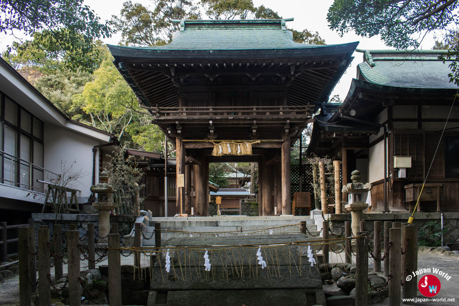 Porte principale du sanctuaire Shikaumi à Shikanoshima