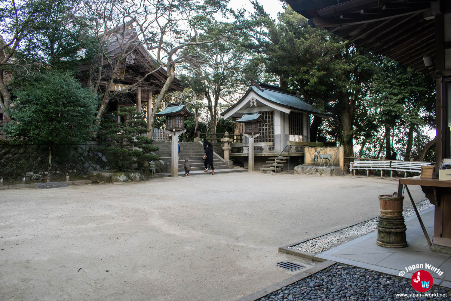 Bâtiment religieux dans la cour du sanctuaire Shikaumi