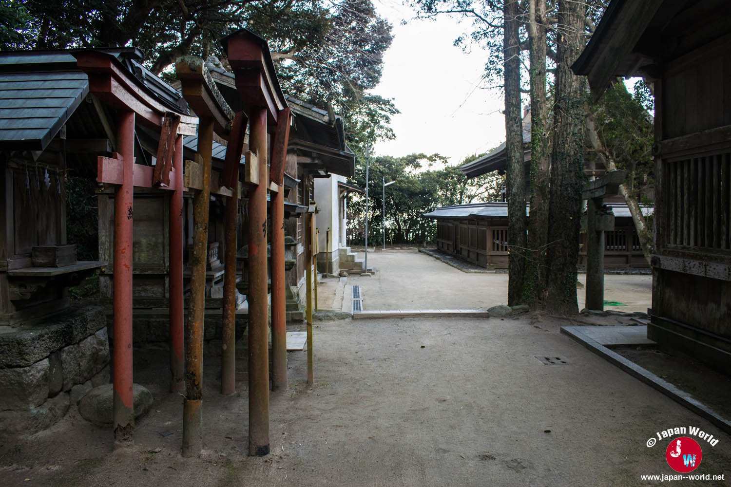 Torii rouges dans l'enceinte du sanctuaire Shikaumi
