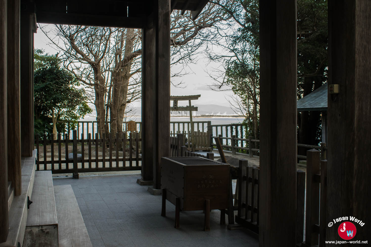 Vue sur la mer depuis un bâtiment du sanctuaire Shikaumi