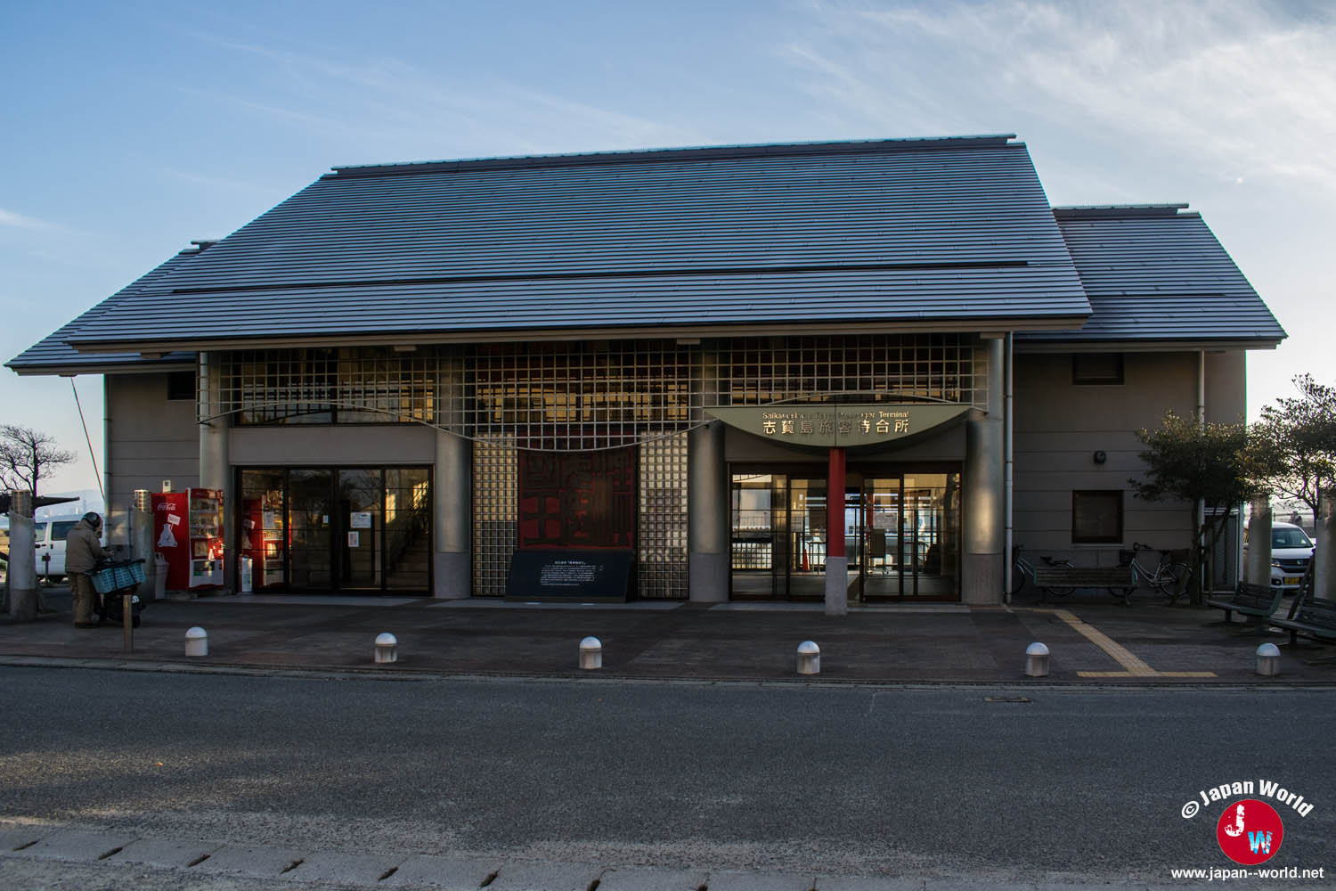 Bâtiment du port de Shikanoshima en fin de journée