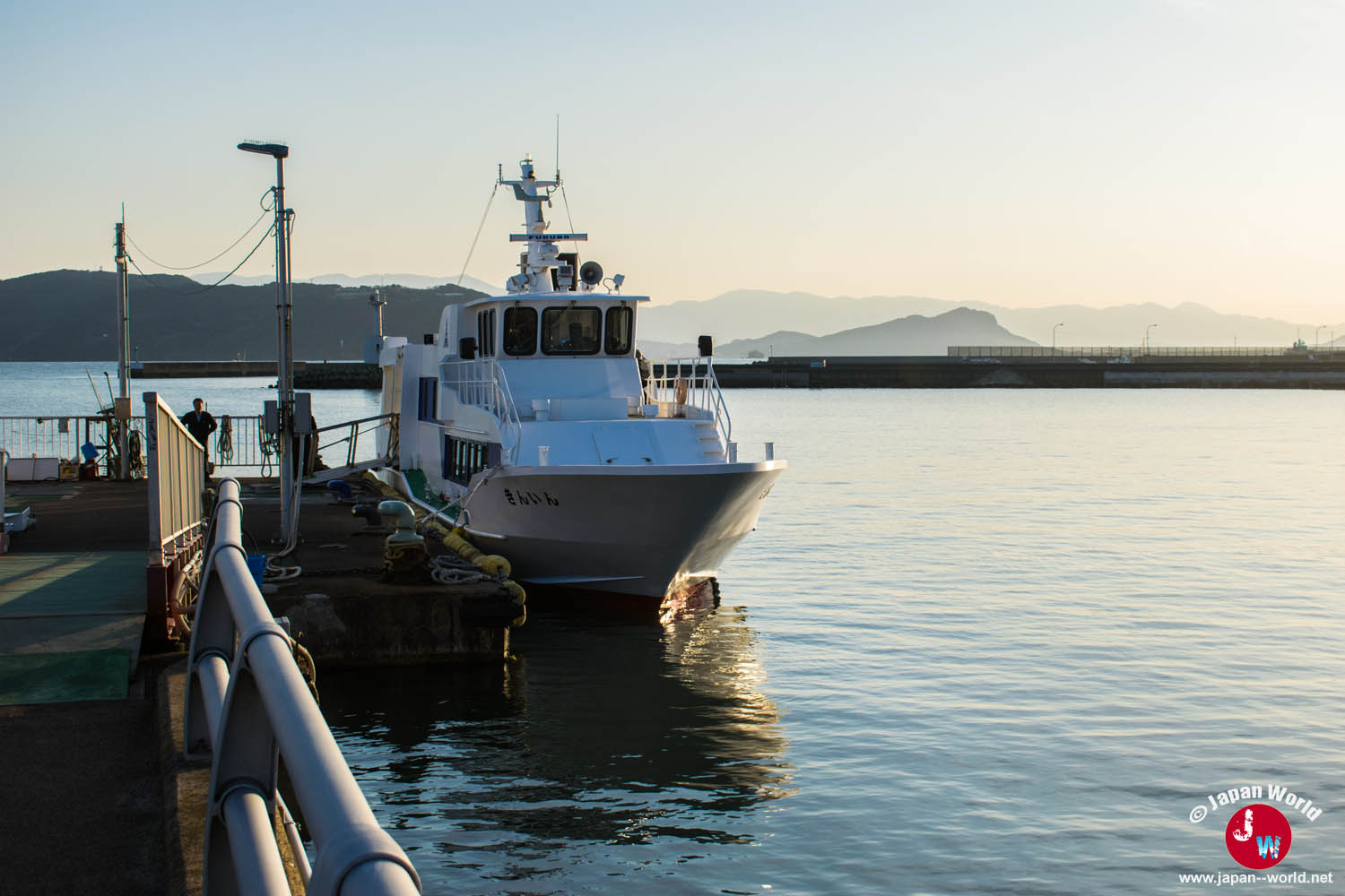 Bateau attendant au quai du port de Shikanoshima