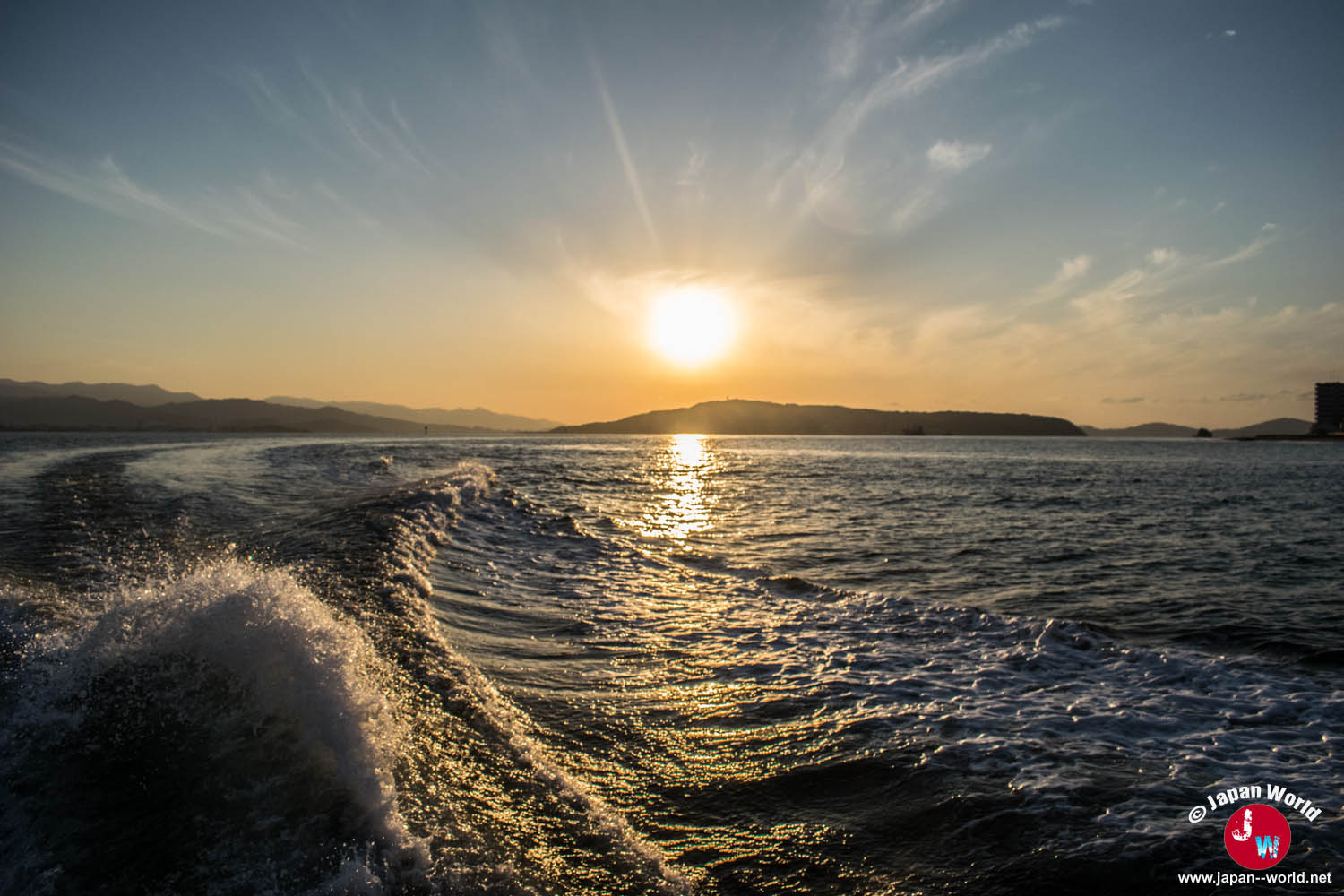 Coucher de soleil sur la mer pendant le retour de Shikanoshima