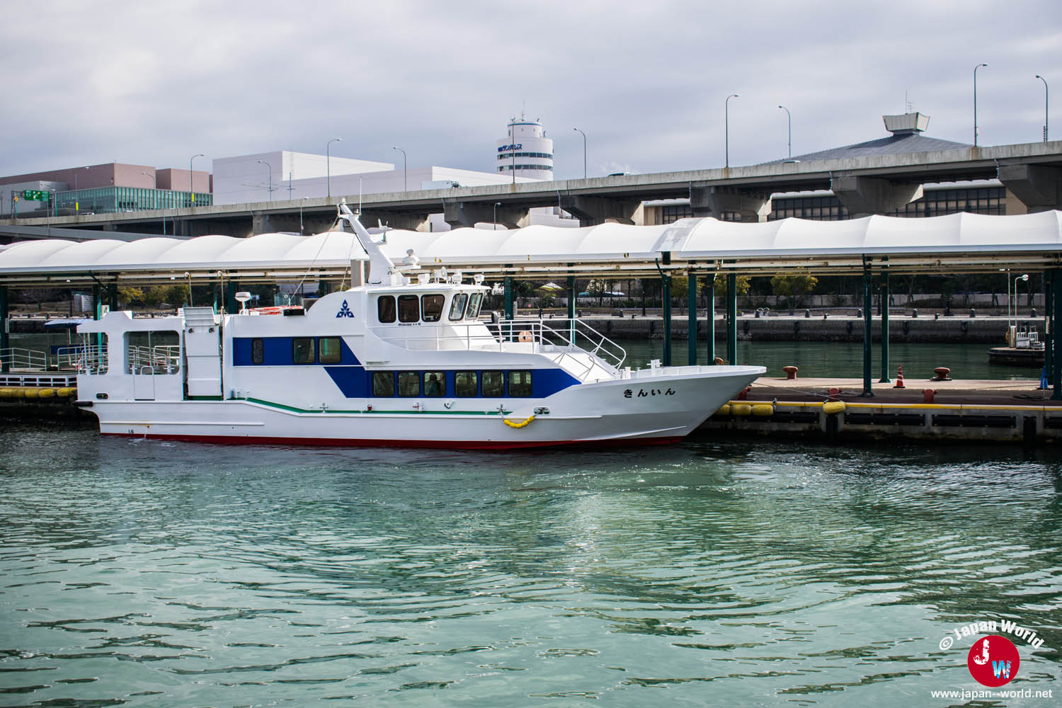 Bateau assurant la liaison maritime avec Shikanoshima