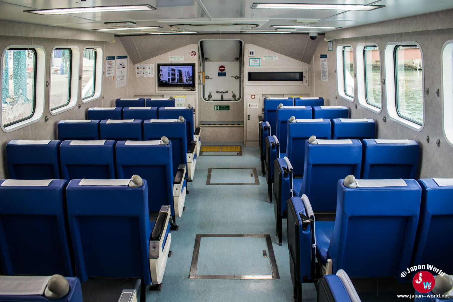 Sièges passagers à l'intérieur du bateau pour Shikanoshima