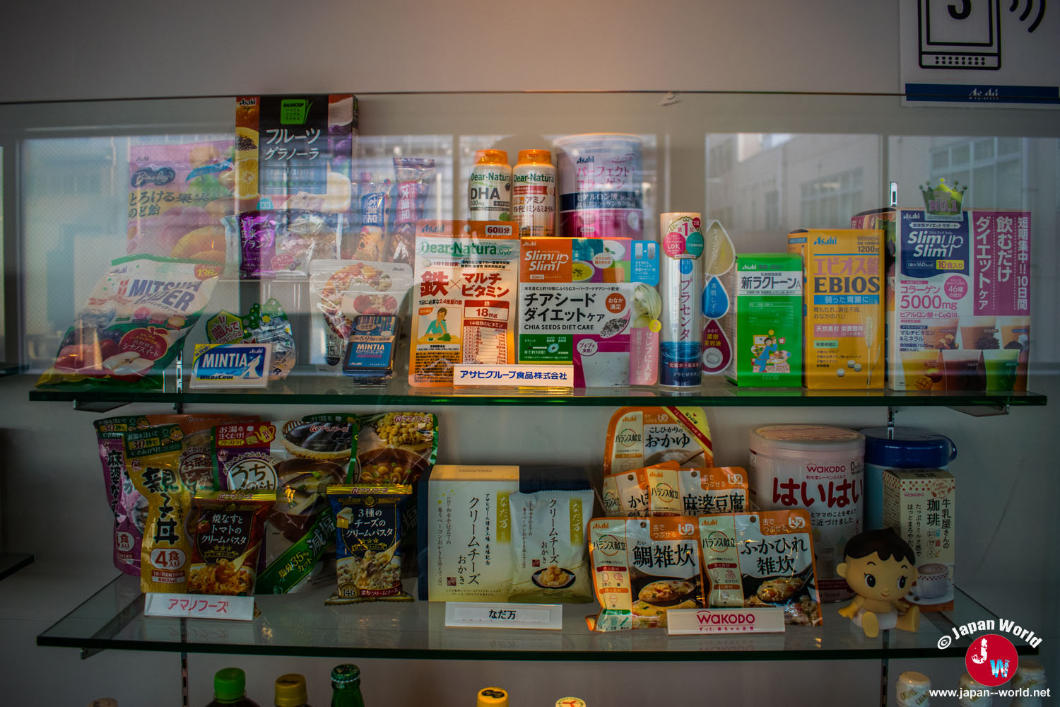 Snacks et produits alimentaires présentés lors de la visite de l'usine Asahi à Hakata
