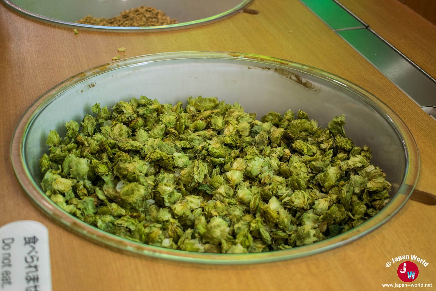 Houblon présenté parmi les ingrédients de la bière Asahi
