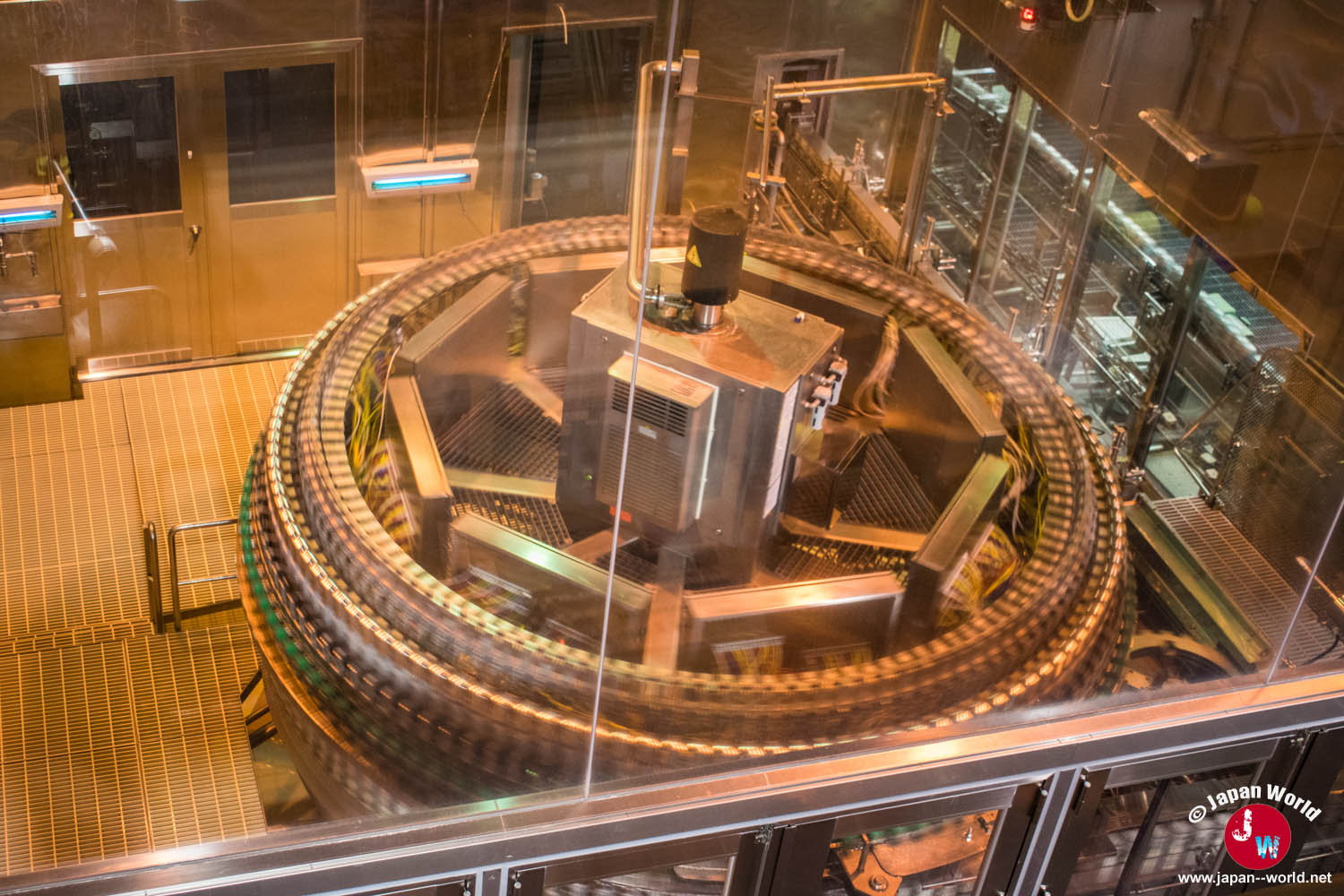 Machine circulaire de conditionnement dans l'usine Asahi à Hakata