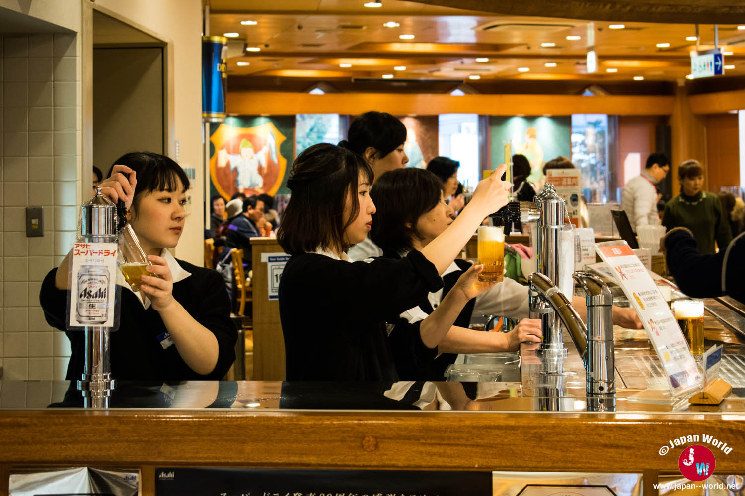 Service des bières au comptoir de dégustation de l'usine Asahi à Hakata