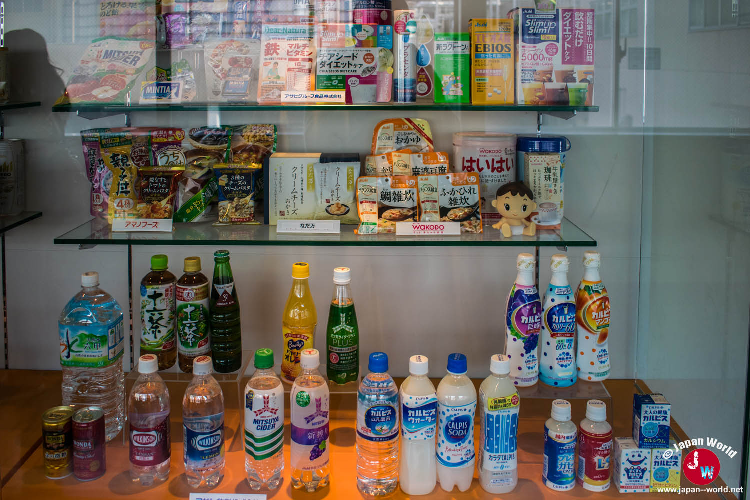 Boissons sans alcool présentées lors de la visite de l'usine Asahi à Hakata