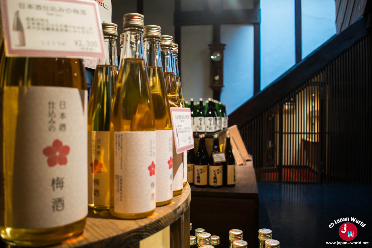 Bouteilles de liqueur de prune exposées dans la boutique de la brasserie Ishikura