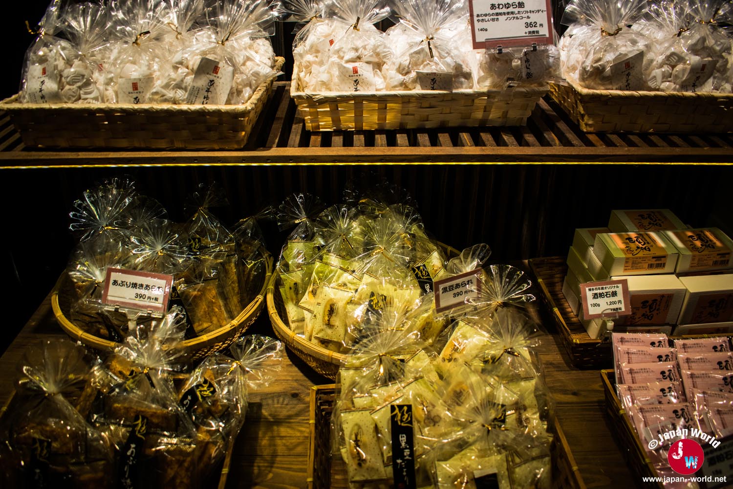 Sachets de biscuits, confiseries et boîtes disposés sur les étagères de la boutique Ishikura